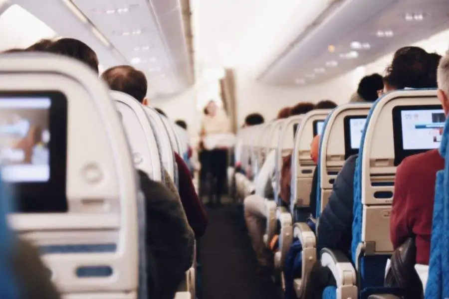 Evite o Desconforto — 3 Roupas Para Viagem Longa de Avião